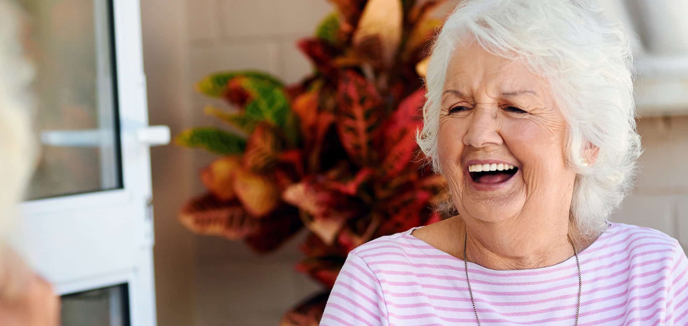 Бабушка смеется. Помню бабушка со смехом. Старушка смеется. Вспомнила бабка. Помню бабушка со смехом.